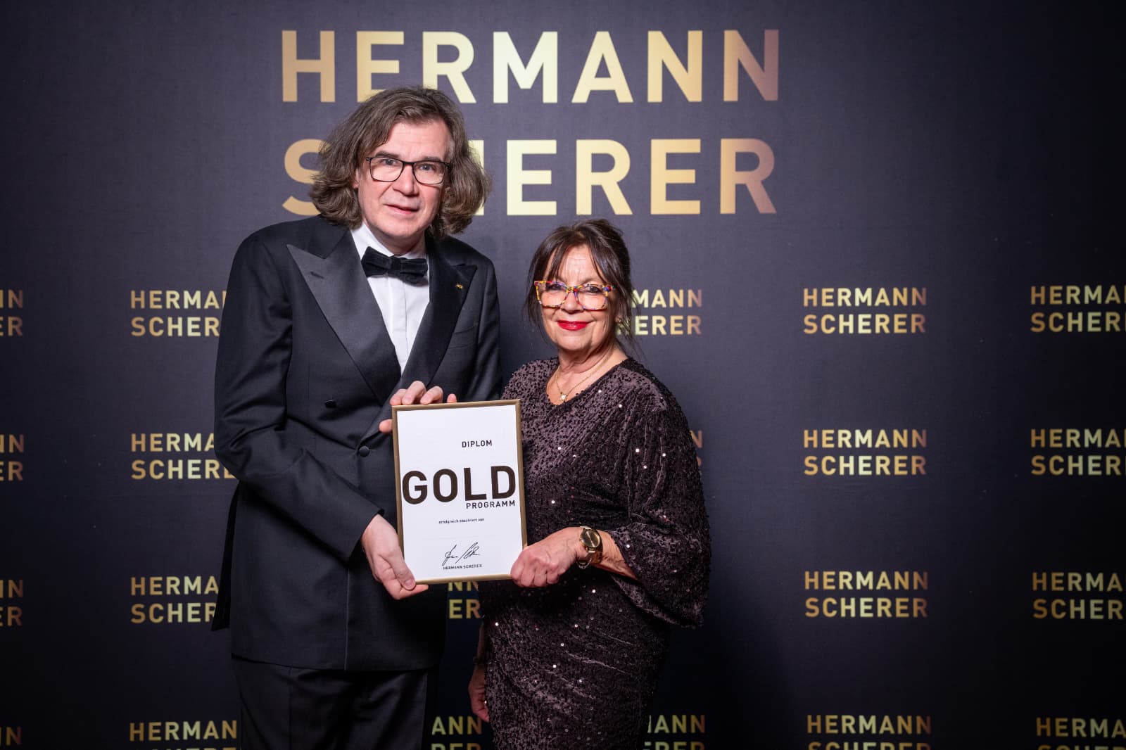 Anke Vos bei der Preisverleihung mit Hermann Scherer beim Internationalen Speaker Slam in Mastershausen