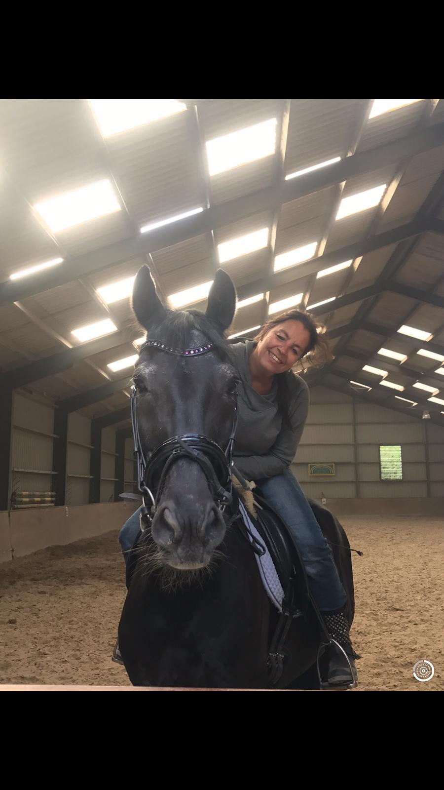 Anke Vos mit ihrem Pferd in der Reithalle