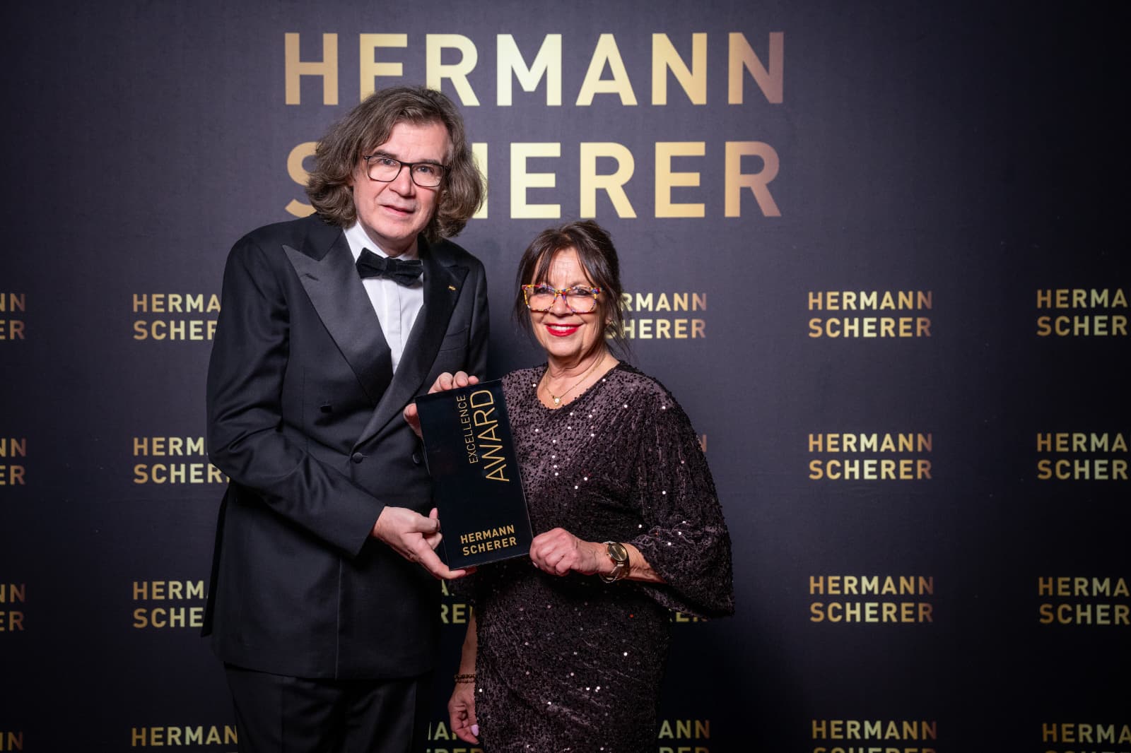 Anke Vos mit dem Excellence Award und Hermann Scherer beim Internationalen Speaker Slam in Mastershausen